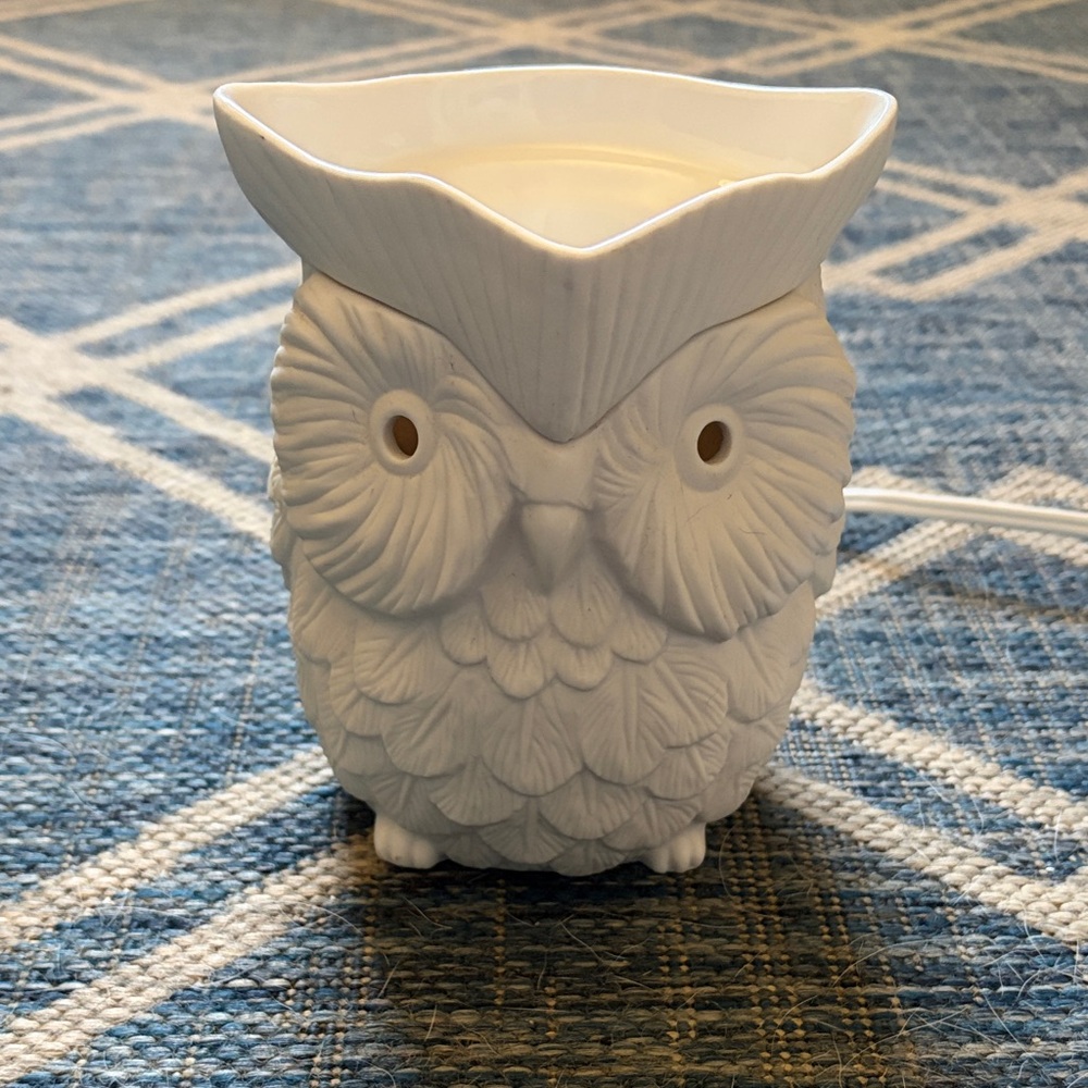 Scentsy White Owl Wax Warmer with Detailed Feather Design
